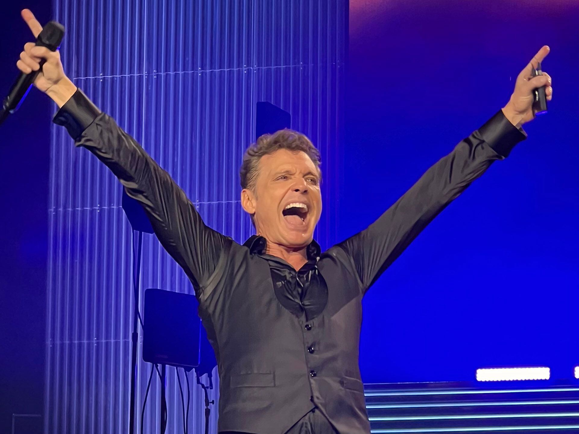 Exprimiendo cada uno de sus hits, Luis Miguel mantuvo a la audiencia de pie durante toda la noche.
