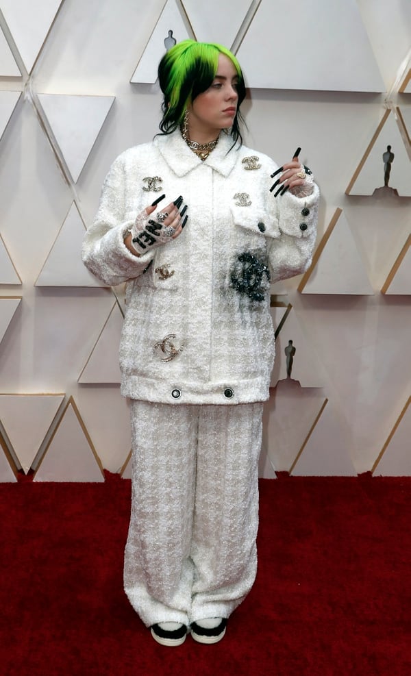 La cantante del momento Billie Eilish, lució un conjunto de Chanel en color blanco, con apliques bordados de la marca, deslumbró con su llegada en los Academy Awards en la edición número 92