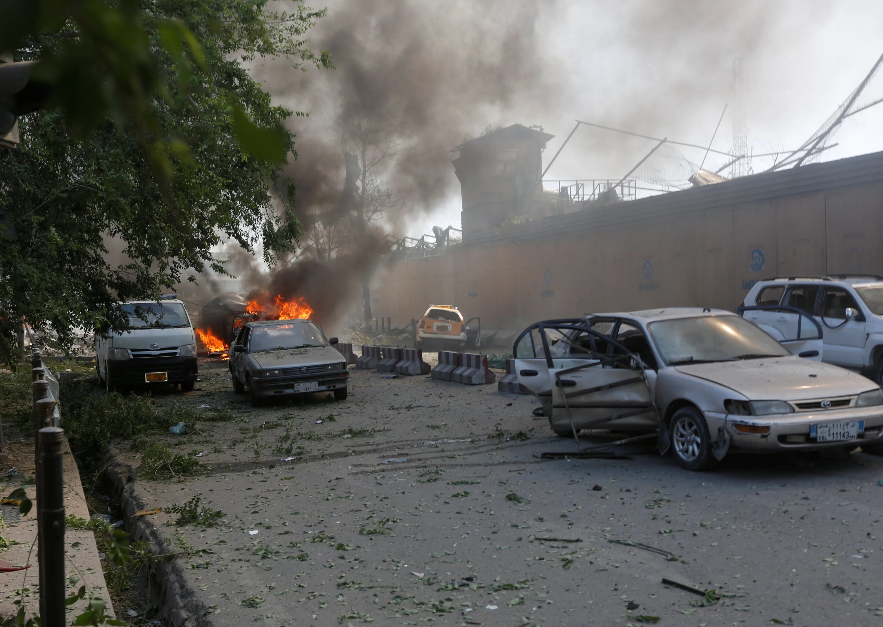 Autos dañados por la explosión (Reuters)