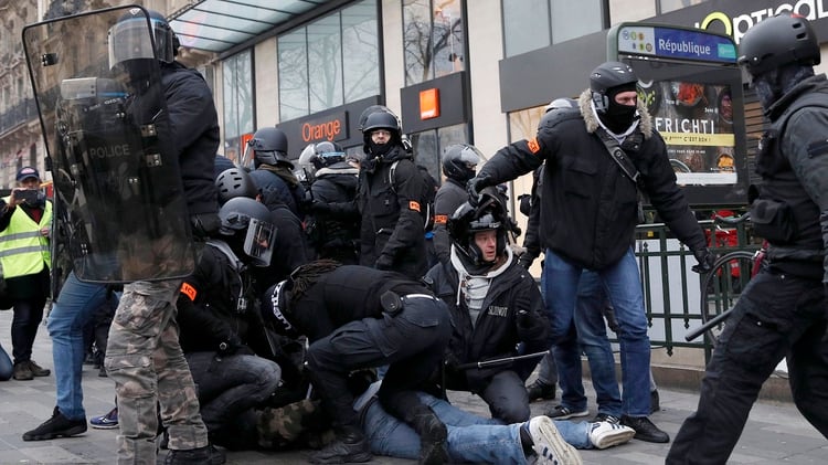 La policÃ­a se enfrentÃ³ con algunos manifestantes (EFE/EPA/YOAN VALAT)