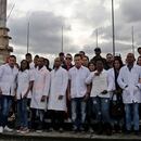 Médicos cubanos en Colombia protestan contra las sanciones aplicadas por el régimen cubano