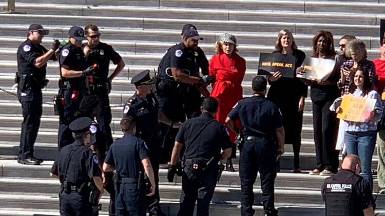 Jane Fonda siendo arrestada durante una protesta (Reuters)