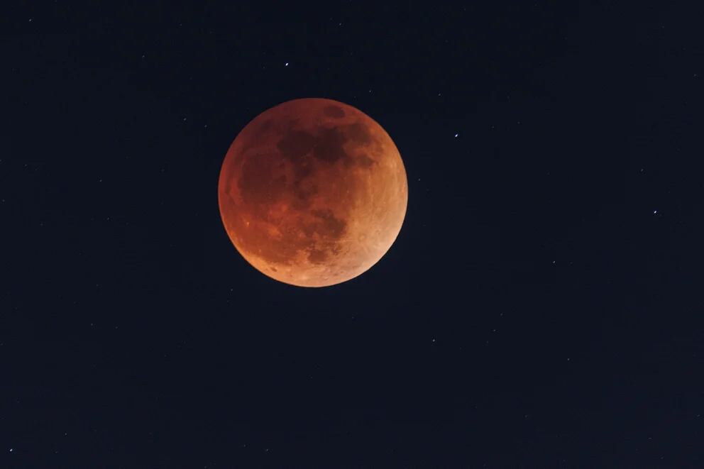 La Luna llena se mueve a través de la sombra de la Tierra durante el eclipse lunar en San Diego, California (REUTERS/Mike Blake)