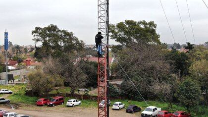 El policía Oscar Pagano, trepado a una torre, que amenaza con lanzarse al vacío (Lihueel Althabe)