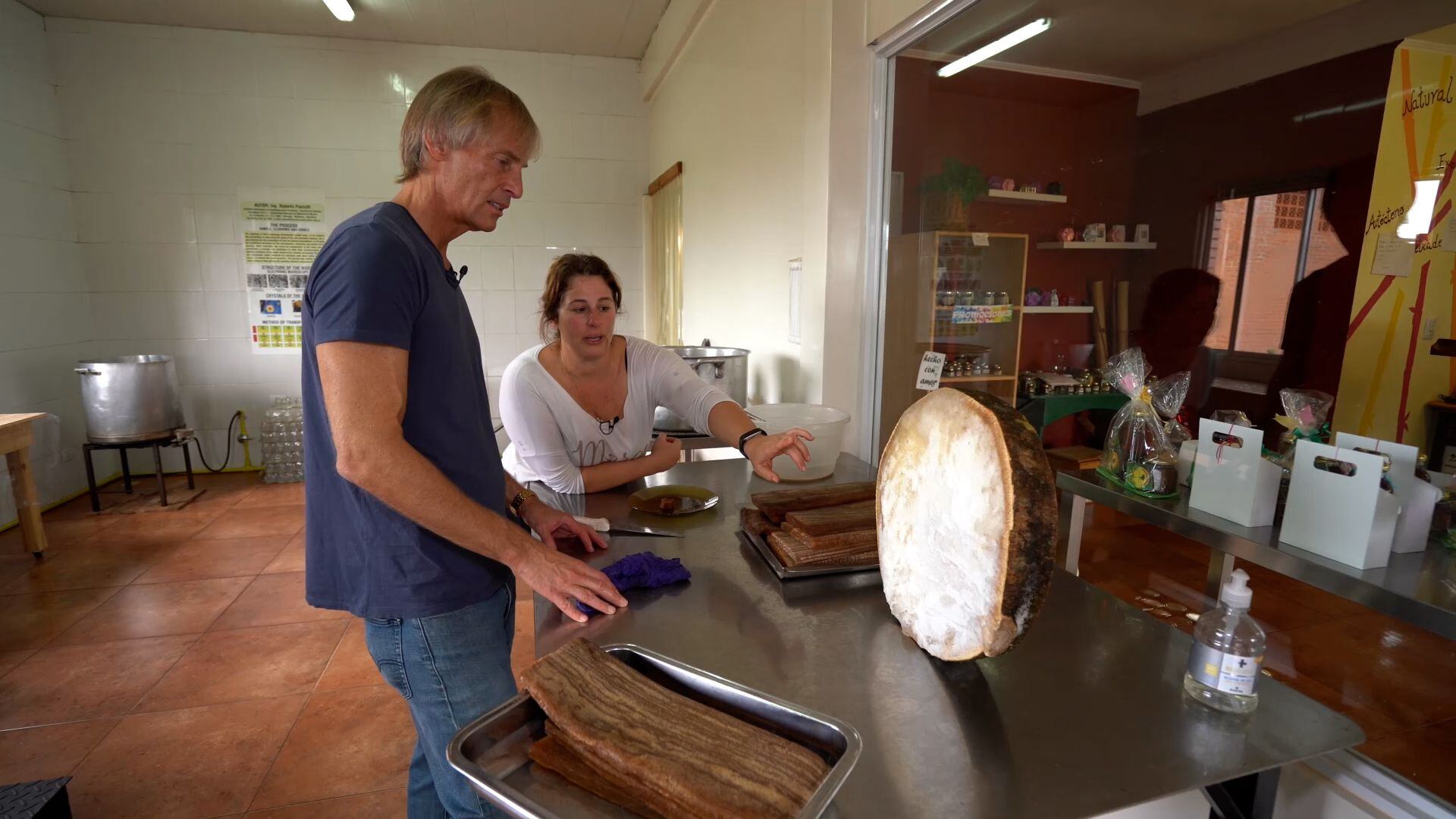 David English junto a Vanina Pascutti, la heredera de una fábrica de alimentos a partir de la corteza del árbol de yacaratiá
