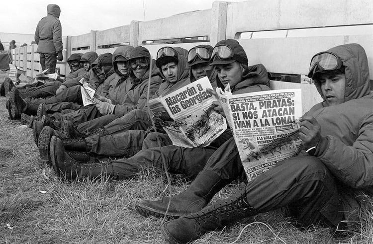 Soldados argentinos aprovechan un momento de descanso para informarse. (abril 1982). (Rom·n von Eckstein)
