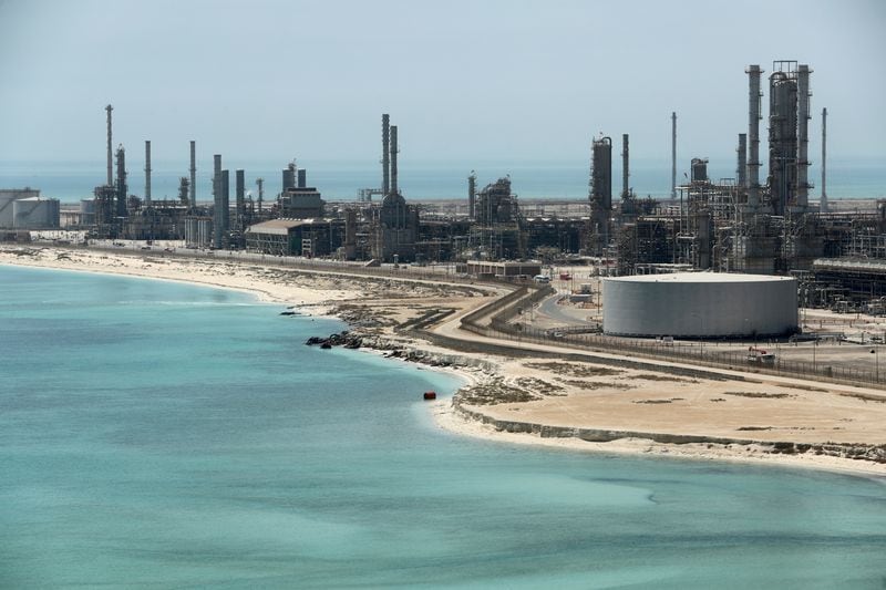 Vista general de la refinería de petróleo y terminal petrolera Ras Tanura de Saudi Aramco en Arabia Saudita (Reuters)