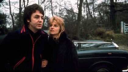 Paul y Linda McCartney: cuando regresó a su casa luego de una jornada de grabación, se sentó con su esposa y sus hijos para tratar de entender el horror de la muerte de John (© 1978 Gunther/ MPTV)