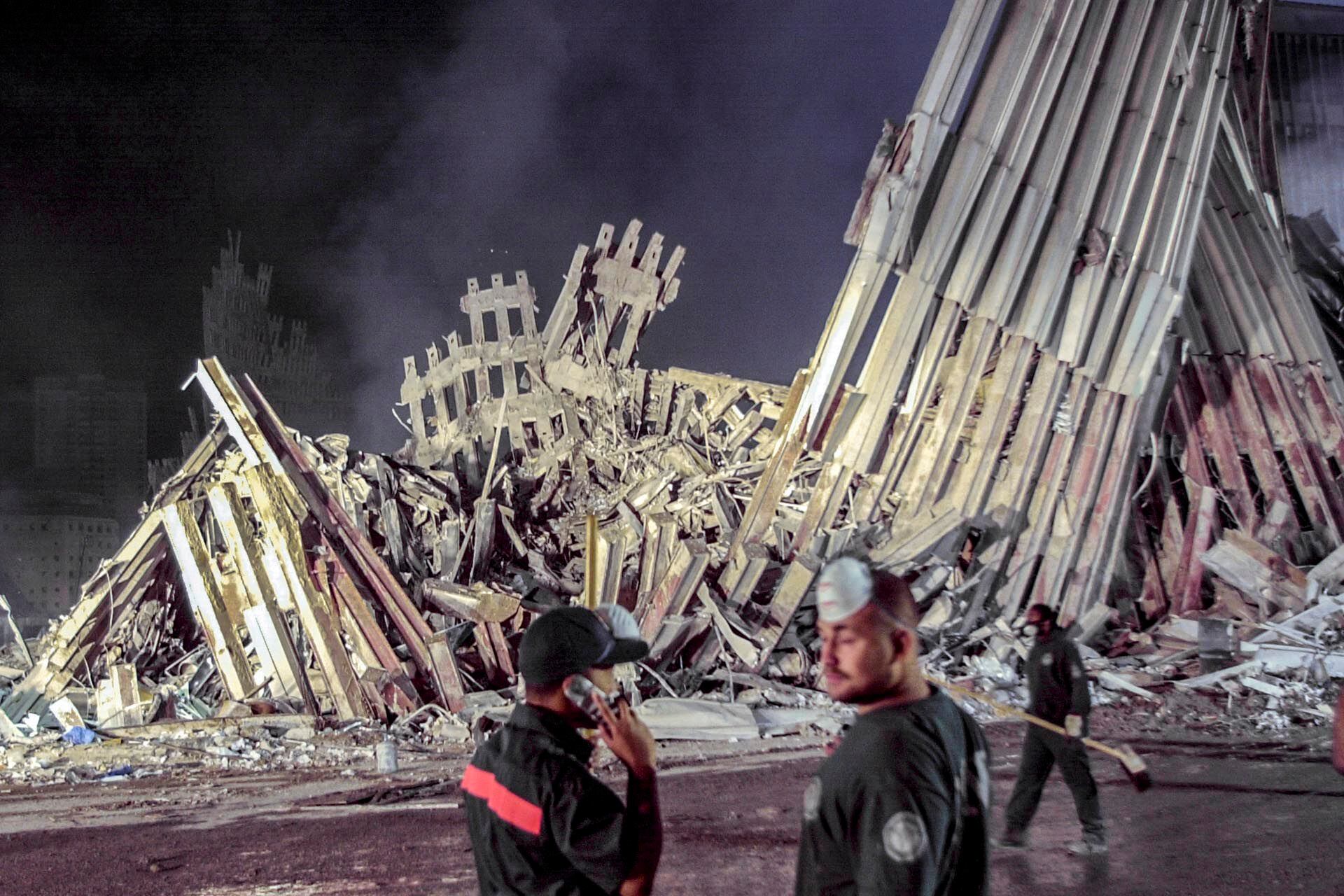 Los socorristas trabajan en la zona cero después de los ataques del 11 de septiembre, el 12 de septiembre de 2001, en Nueva York. (Foto AP/Suzanne Plunkett, archivo)