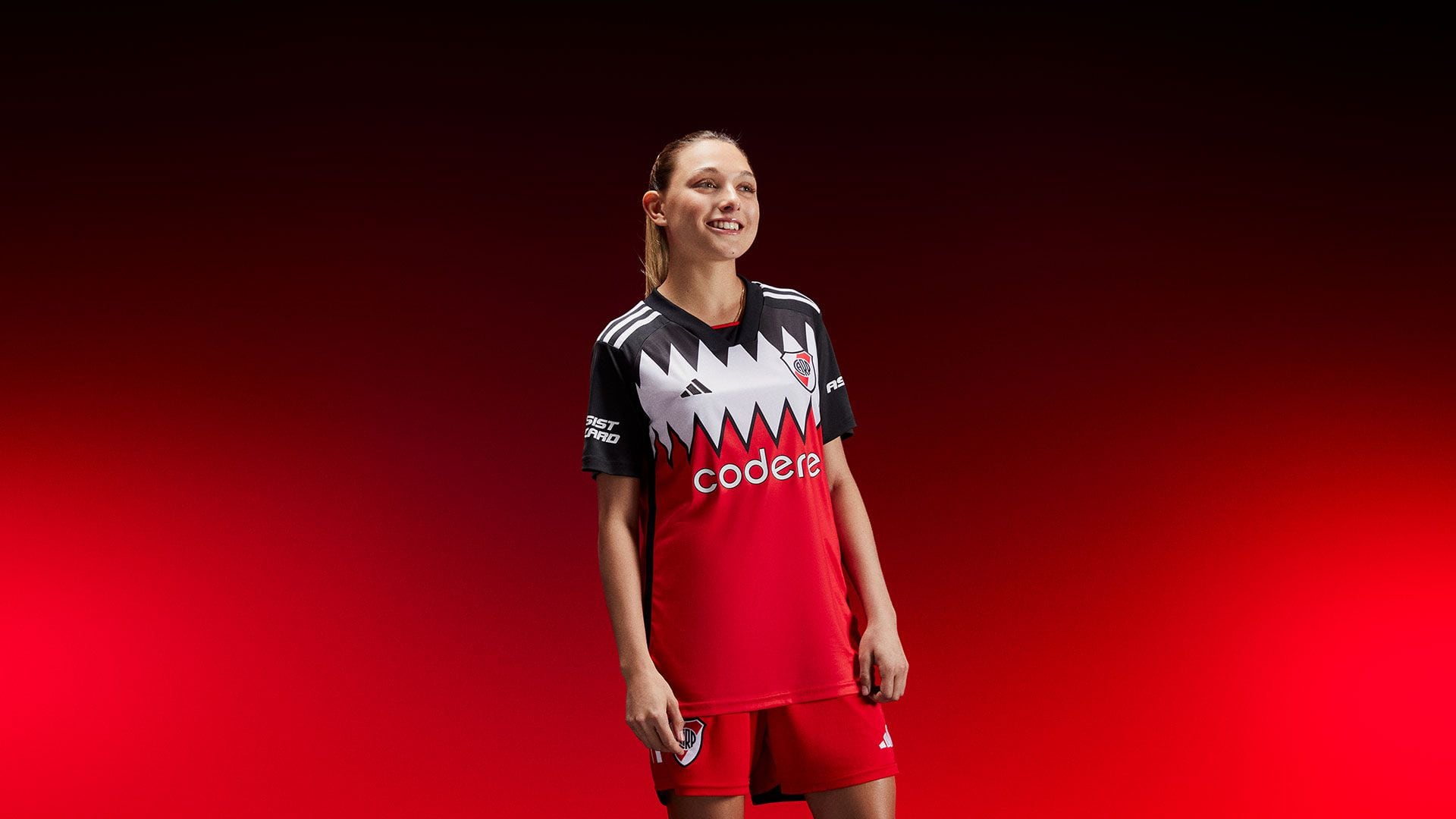 Carolina Ceniza con la camiseta alternativa de River Plate para la temporada 2023/24 (@Riverplate)