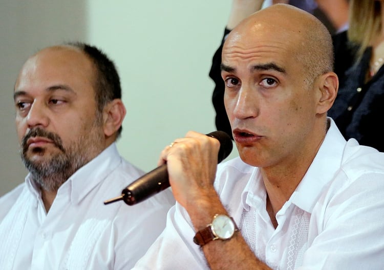 El Ministro de Salud de Paraguay, Julio Mazzoleni, habla a los medios durante una conferencia de prensa donde anunció el primer caso confirmado de coronavirus. REUTERS/Jorge Adorno