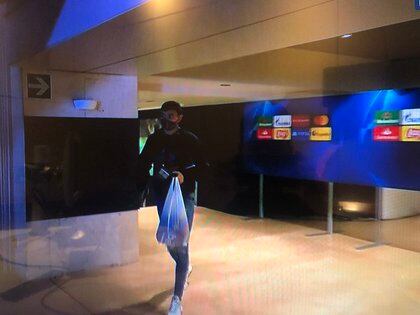 La foto de Pedri llegando al Camp Nou con sus pertenencias en una bolsa