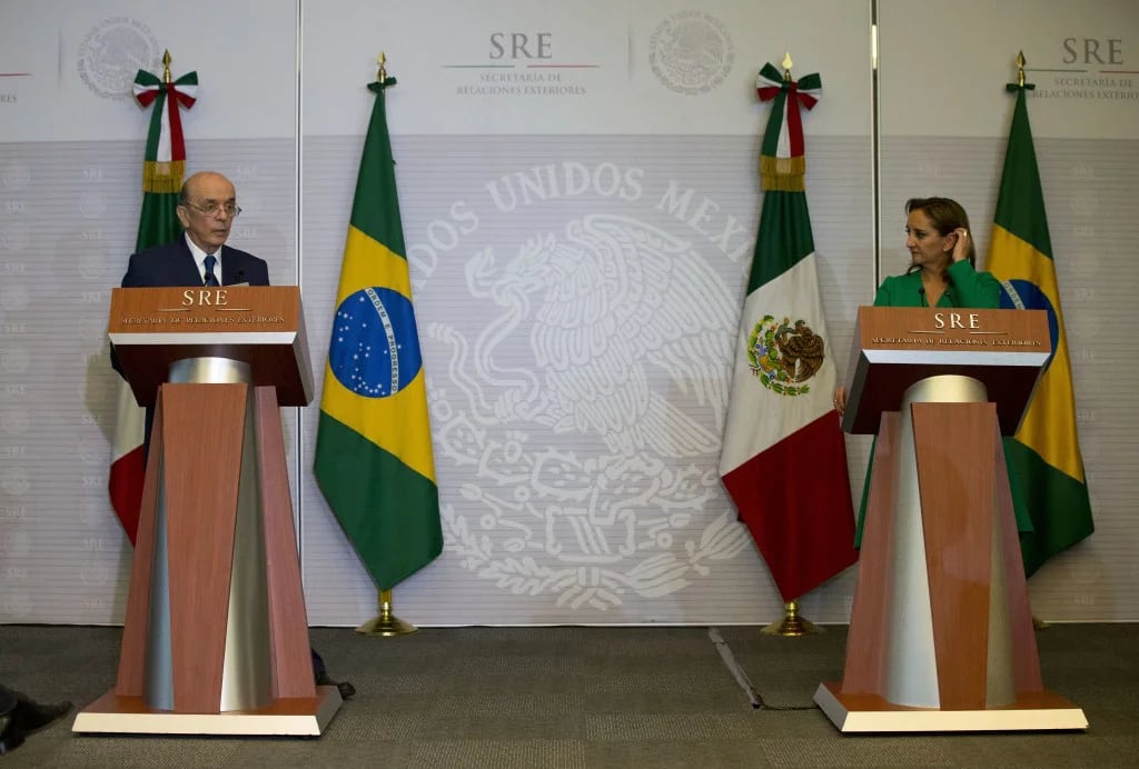 José Serra y su homóloga mexicana, Claudia Ruiz Massieu, (AP)