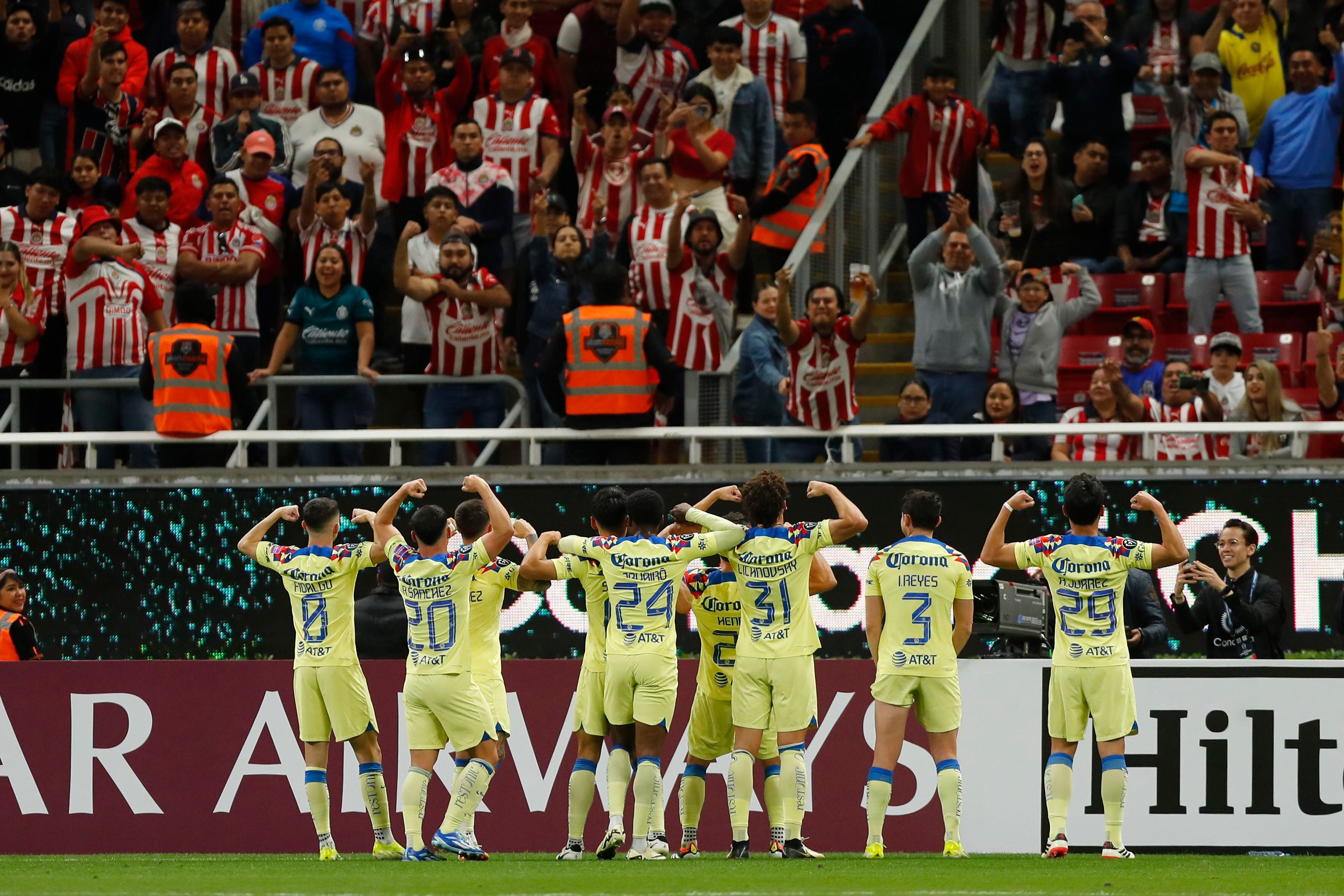Jugadores de América celebran una anotación de Henry Martín ante Guadalajara este miércoles, durante un partido de octavos de final de la Copa de Campeones Concacaf. EFE/ Francisco Guasco