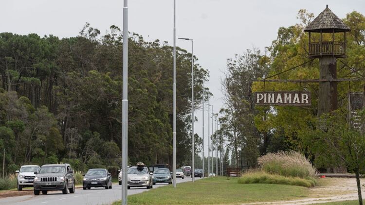 El ingreso a Pinamar, otra localidad donde los casos de COVID-19 subieron. Bajó a la fase 3 de la cuarentena, con nuevas restricciones