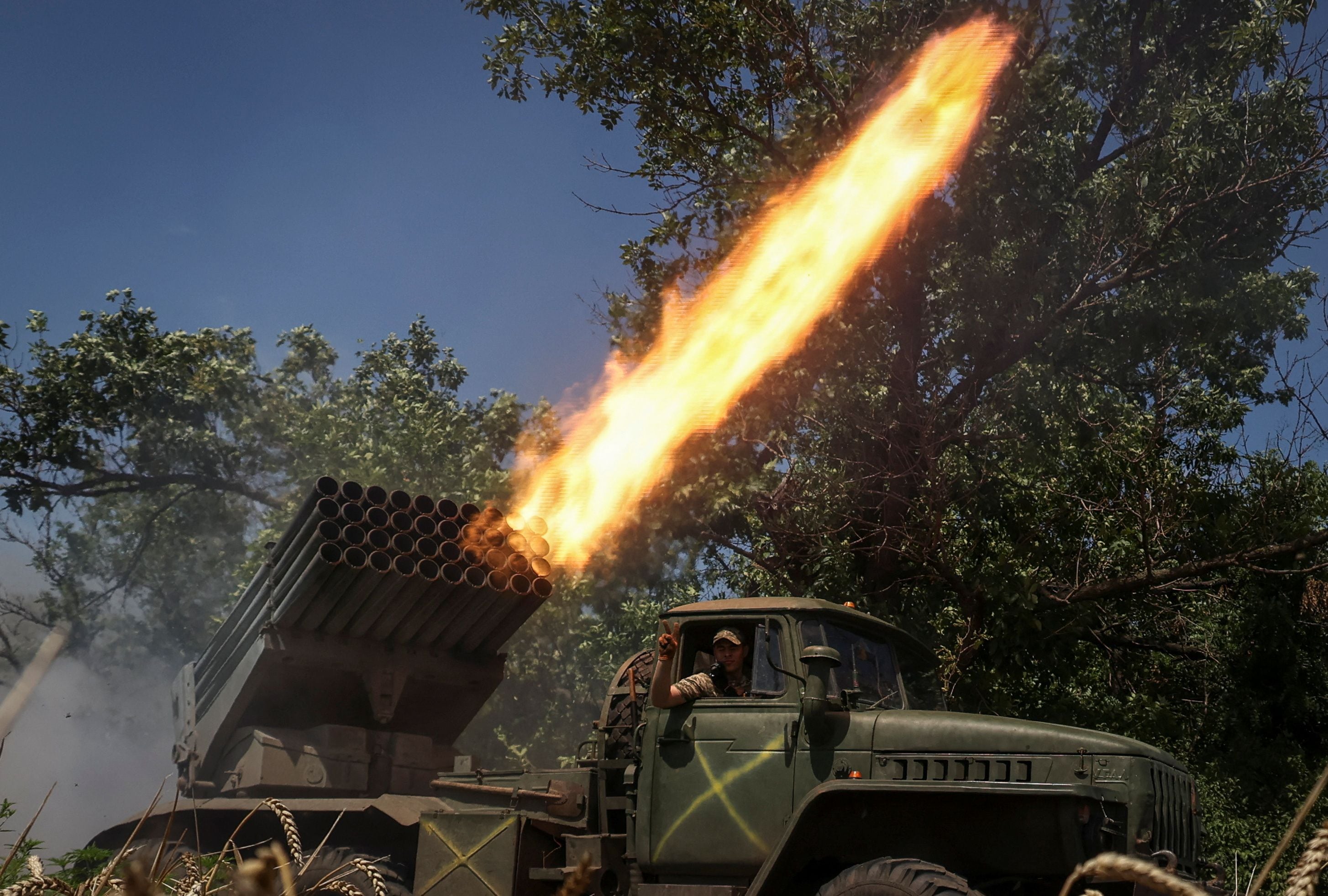 Militares ucranianos de la 59ª Brigada de Infantería Motorizada disparan un sistema de lanzamiento múltiple de cohetes BM-21 Grad hacia las tropas rusas cerca de la ciudad de Avdiivka, región de Donetsk (REUTERS/Sofiia Gatilova)