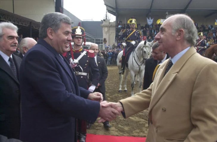 El ex presidente Fernando De la Rúa saluda a Enrique Crotto, por entonces titular de la Sociedad Rural (Cedoc)