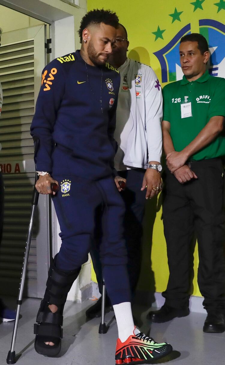 Neymar abandona el vestuario luego de ser atendido por el cuerpo médico.(AP Photo/Andre Penner)