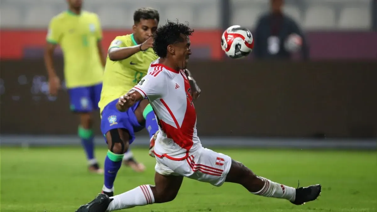 Renato Tapia bloqueando remate de Rodrygo en Perú vs Brasil.