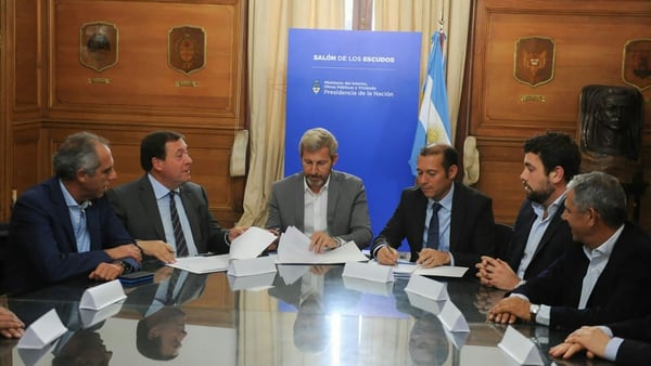 Rogelio Frigerio en un encuentro previo con los gobernadores Omar Gutiérrez (Neuquén) y Alberto Weretilneck (Río Negro)
