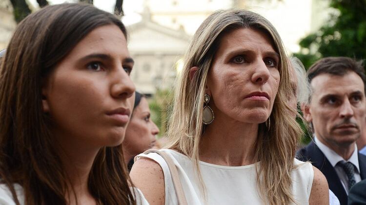 Sandra Arroyo Salgado, jueza de San Isidro y ex mujer de Nisman, junto a Iara, hija mayor del fiscal, en uno de los actos por el aniversario de su muerte (Nicolás Stulberg)