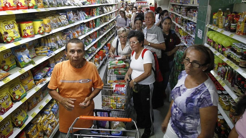 Venezolanos realizan compras en Cúcuta, Colombia (EFE)