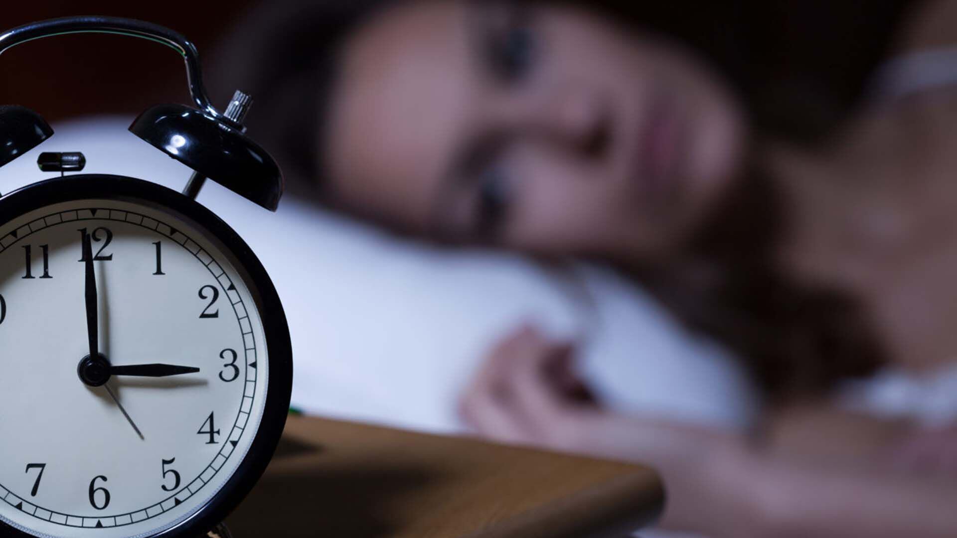 Si no se queda dormida después de 20 minutos, se debe salir de la cama y hacer actividades tranquila que contribuyan a que se tenga sueño nuevamente (Getty Images) 