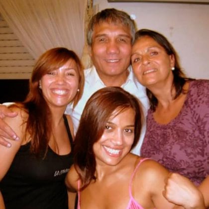 Saldaño en familia con su esposa María Cristina y con sus hijas Poldy (vive en España) y Carolina. 
