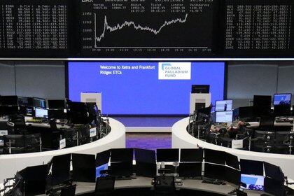 FOTO DE ARCHIVO: El índice bursátil alemán DAX en el interior de la Bolsa de Fráncfort, Alemania, el 20 de enero de 2021. REUTERS/Personal