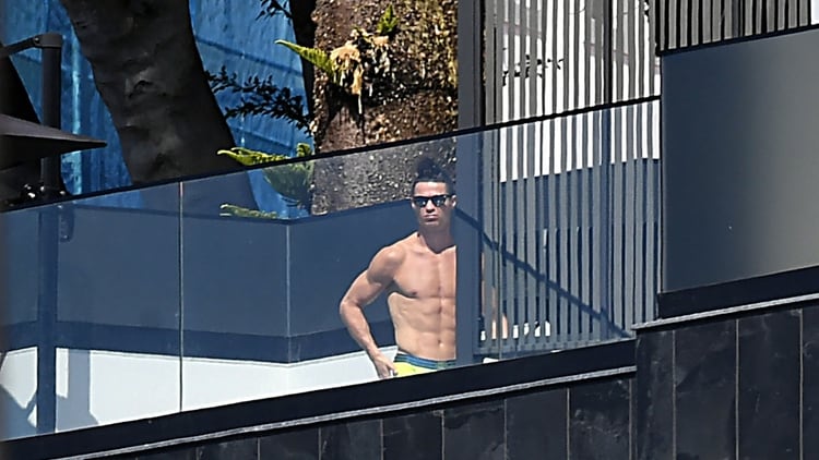 Cristiano, en cambio, no abandonó la cuarentena. Aquí, tomando sol en su mansión de la isla de Madeira (RUI SILVA / AFP) 