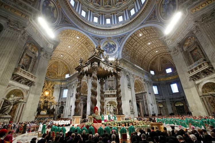 El Papa Francisco dirige una misa para abrir un sínodo de tres semanas de obispos amazónicos en el Vaticano, 6 de octubre de 2019. (Reuters / Remo Casilli)