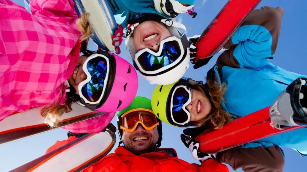 Cada vez es más común que grandes y chicos decidan apostar por la adrenalina, y aventurarse por los esquíes (Shutterstock)