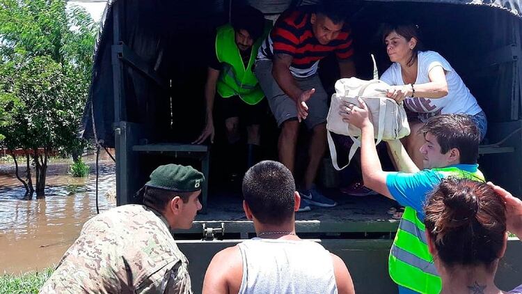 Personal de Defensa Civil en Chaco