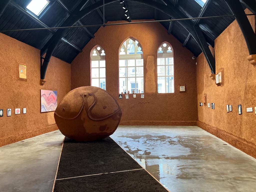 El tucumano llevó desde Portugal cuatro toneladas de adoba para acondicionar el Studio Voltaire
