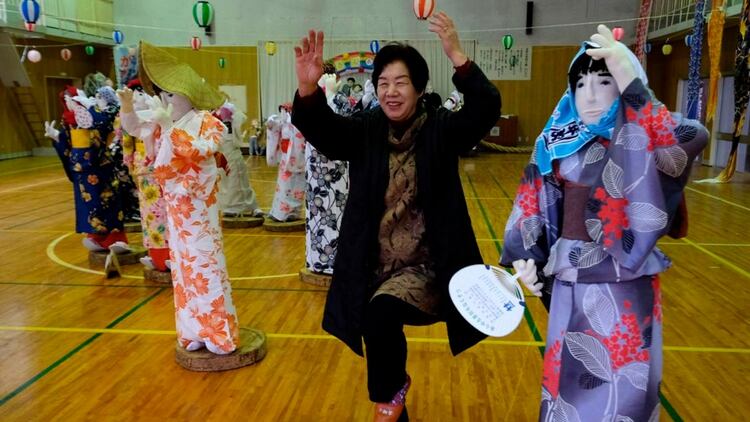 La artista Tsukimi Ayano se dedica a la repoblación de su aldea natal con estos muñecos de su creación (AFP)