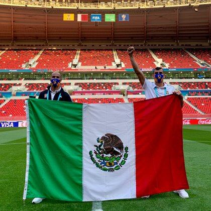 Pizarro y Guzmán con la bandera mexicana (Foto: Instagram/clubtigresoficial)