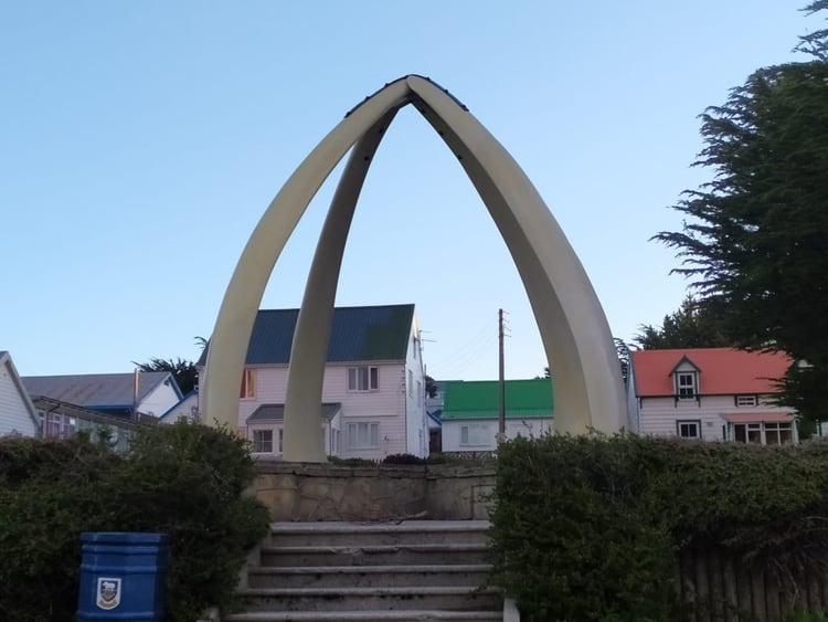 Monumento formando un arco con huesos de costillas de ballena