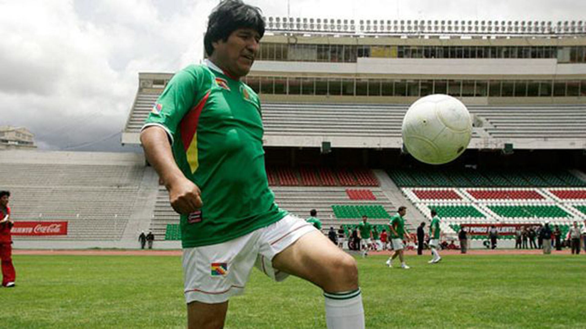 El ex presidente Evo Morales jugando al fútbol