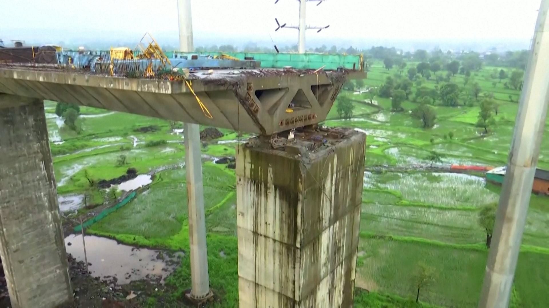 La grúa se utiliza para instalar puentes prefabricados de sección en cajón durante la construcción de puentes en carreteras y trenes de alta velocidad. (Reuters/Captura de pantalla)
