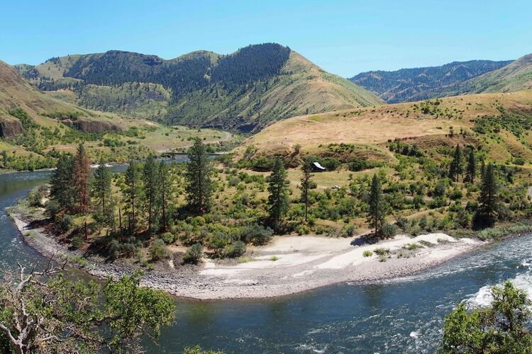 El cañón Cooper’s Ferry en Idaho, Estados Unidos. Los científicos dicen que encontraron artefactos que indican que personas vivían allí hace alrededor de 16.000 años. (Loren Davis vía AP)