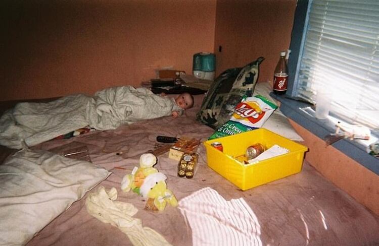 Afirma que esta imagen la muestra a los 18 meses, acostada en una cama sucia con agujas en el alféizar de la ventana, aunque parece más niña Foto: Reddit