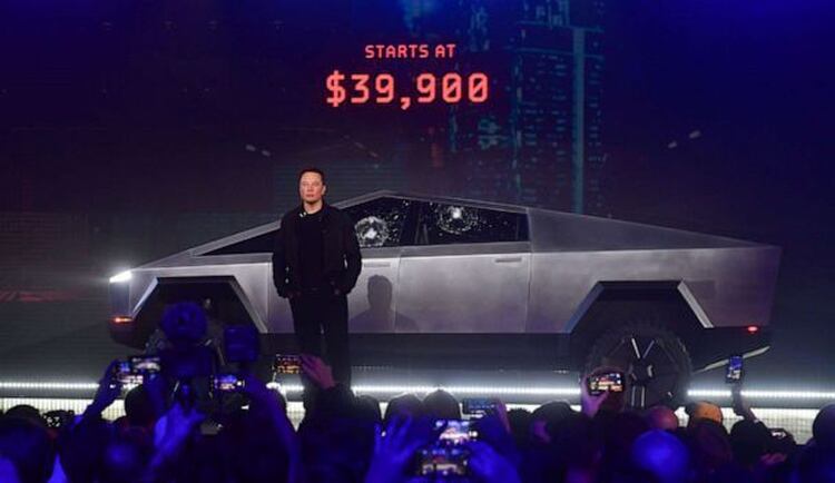 Elon Musk, frente a las ventanas rotas de la primera camioneta eléctrica de la compañía, la Cybertruck, después de que se arrojó una bola de metal contra las ventanas (AFP)