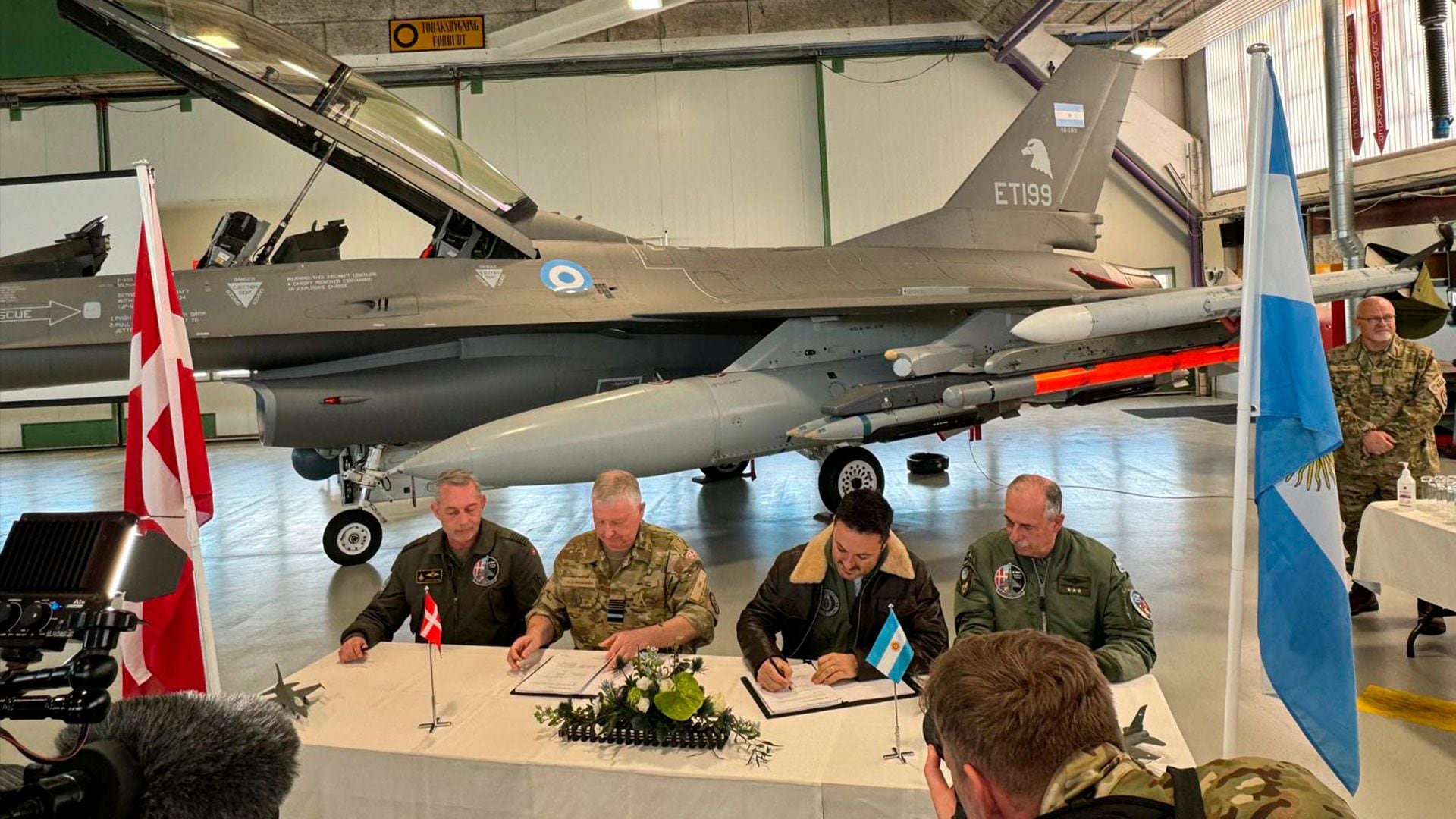 Javier Milei Luis Petri hablan durante el acto de entrega de aviones F-16 que se realizó en Dinamarca