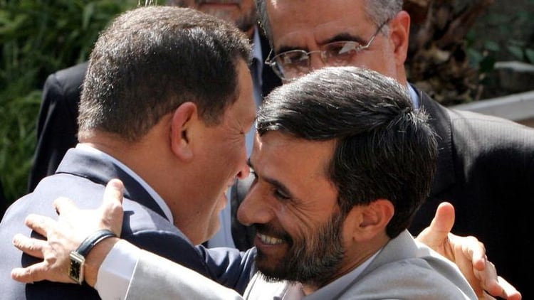 Hugo Chávez con el ex presidente de Irán Mahmoud Ahmadinejad  (Foto: AP)