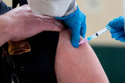 Se acusó que a más de mil personas les fue suministrado la vacuna falsificada. EFE/CJ Gunther/Archivo

