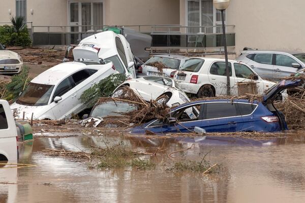 Vista de una calle de la localidad de Sant Llorenç des Cardassar (Mallorca), tras las inundaciones y el desbordamiento de torrentes, provocados ayer por las fuertes lluvias en la isla, que han causado la muerte del al menos cinco personas (EFE)