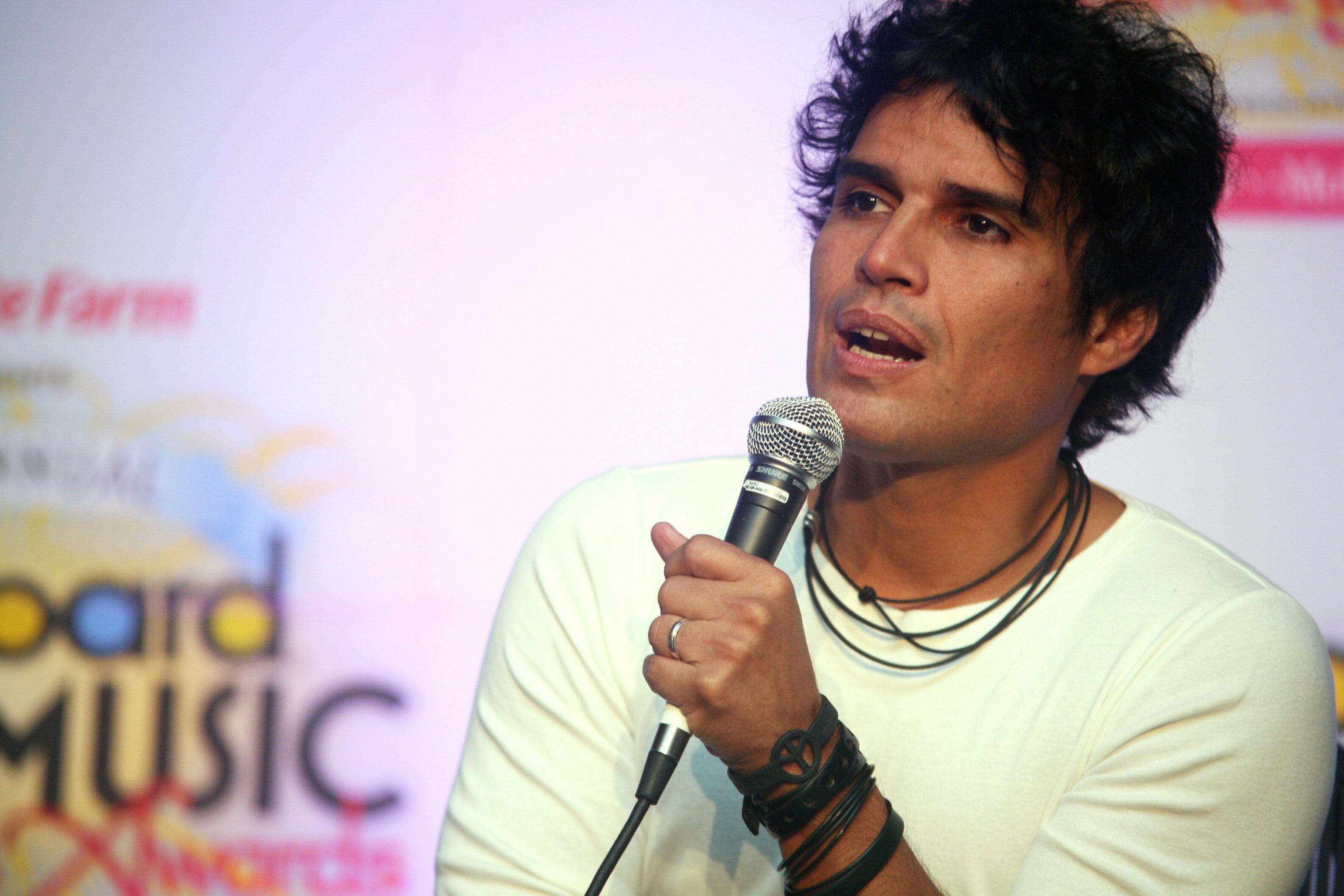 Fotografía de archivo fechada el 28 de abril de 2010 que muestra al cantante peruano Pedro Suárez-Vertiz. EFE/THAIS LLORCA 