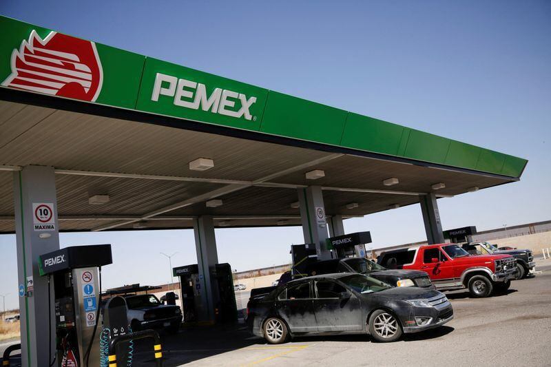 La CRE y la Profeco informan constantemente sobre los precios de los combustibles. (Reuters)