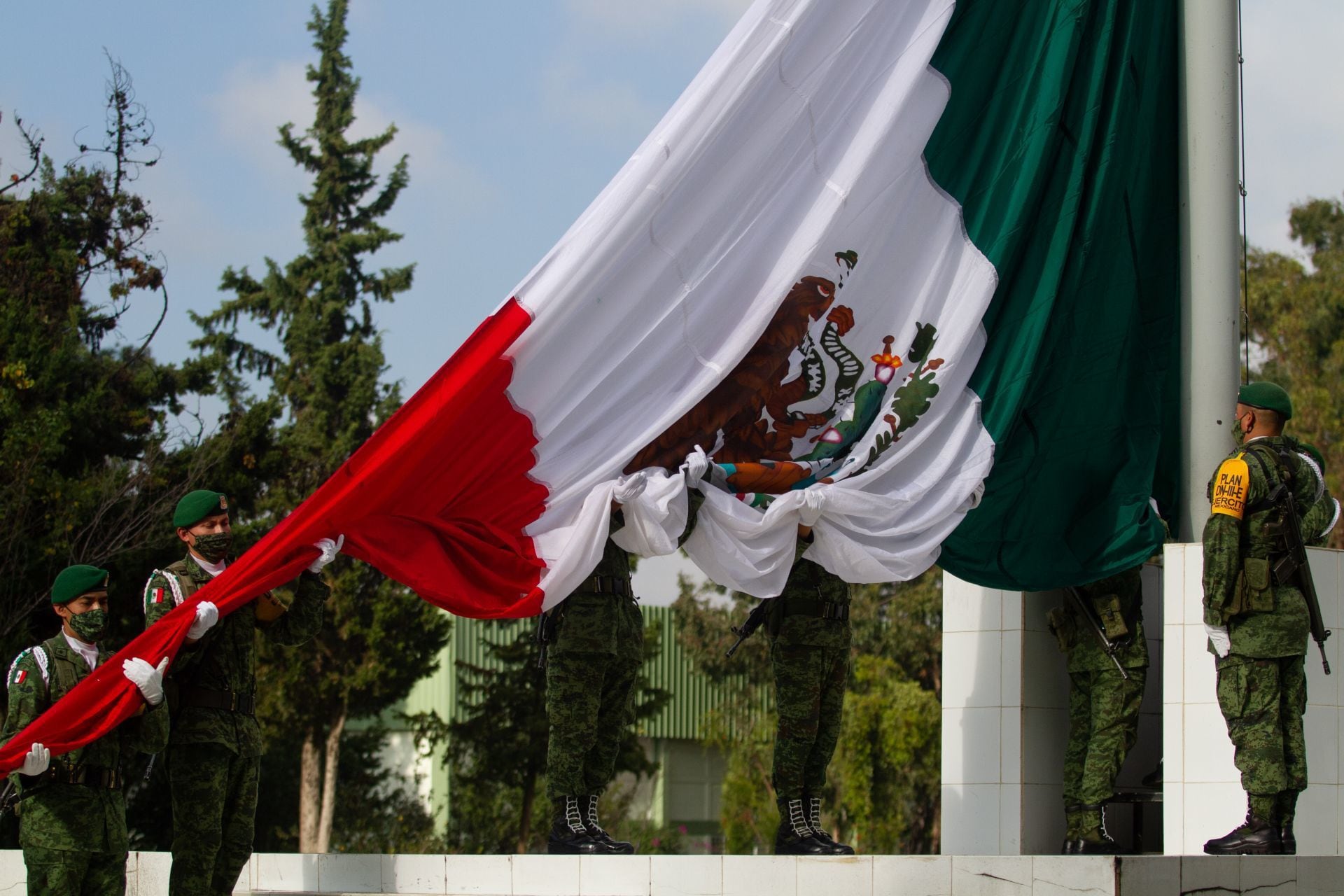 La bandera ondea en honor al Mes Patrio y la Independencia de México, celebrando el espíritu nacional en septiembre
