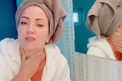 La también actriz ha hecho cápsulas de belleza desde su baño (Foto: Captura de pantalla/YouTube@Hoy)
